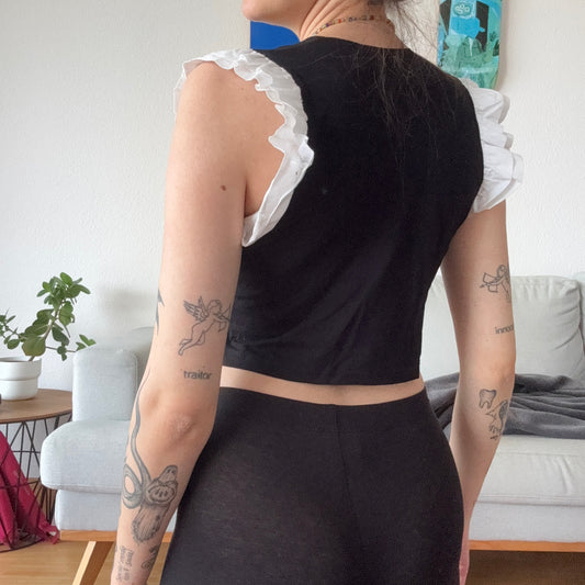 Überarbeitetes schwarzes Top mit weißen Ärmeln