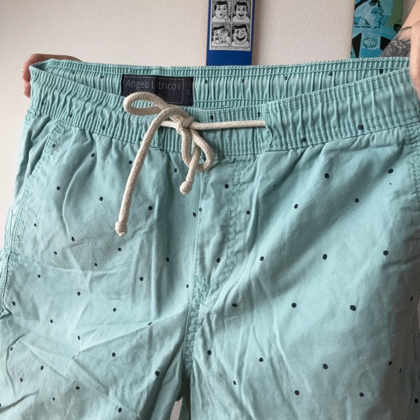 Blaue kurze Hosen