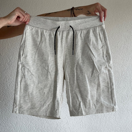 Graue Shorts