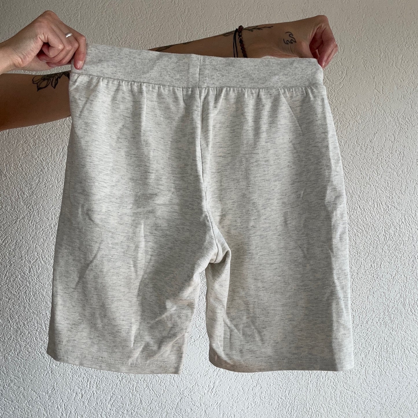 Graue Shorts