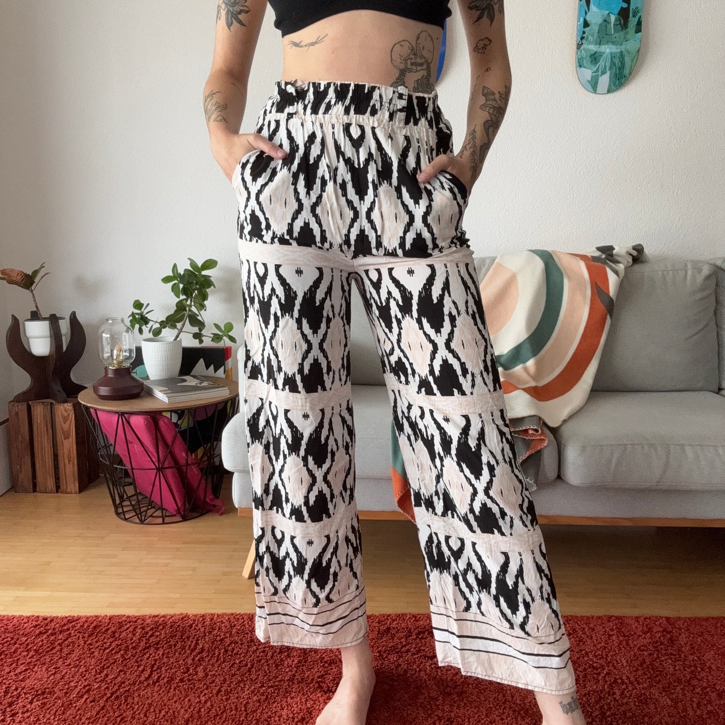 Weiße Hose mit schwarzem und rosa Muster