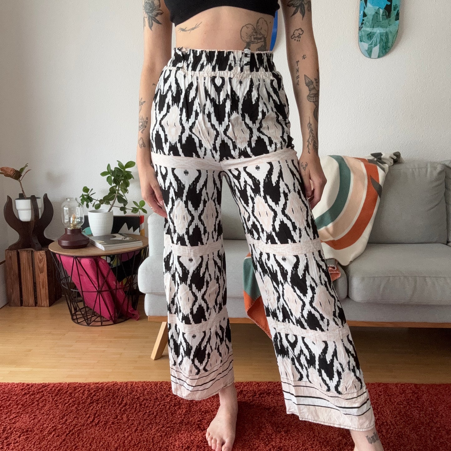 Weiße Hose mit schwarzem und rosa Muster
