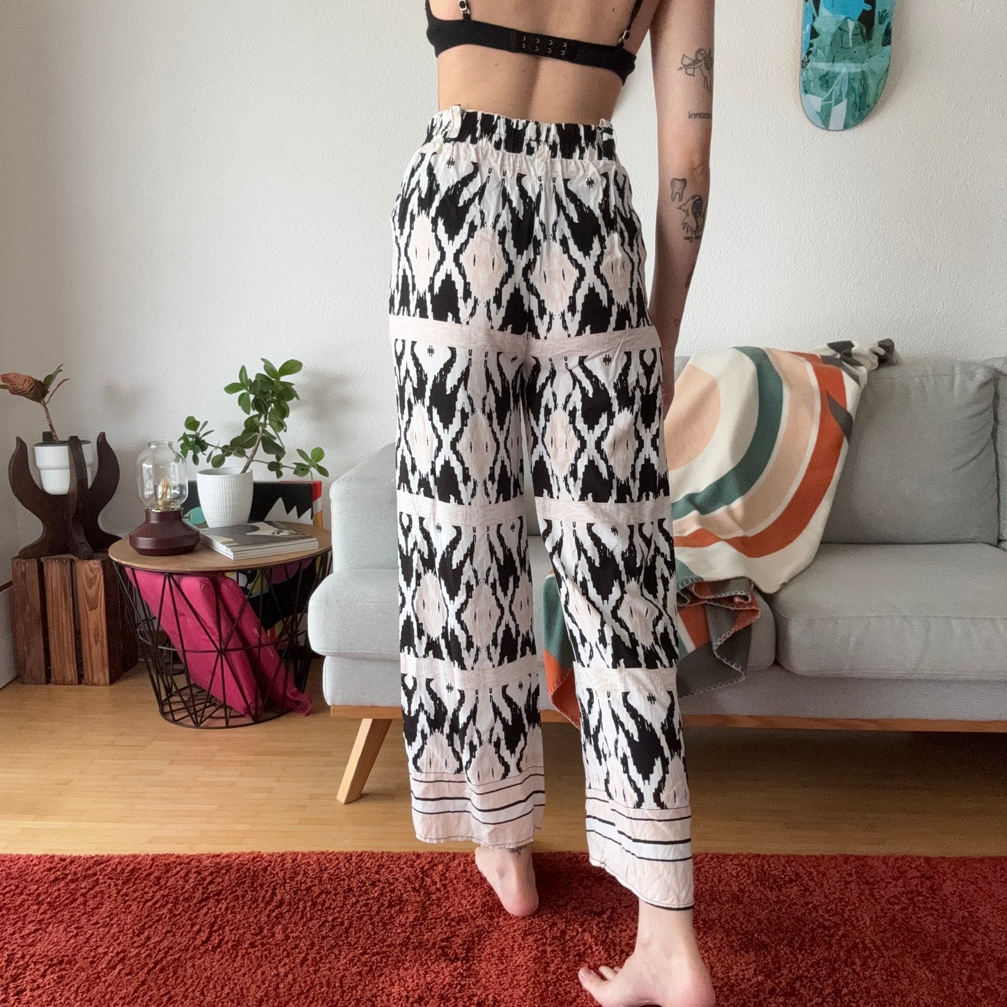 Weiße Hose mit schwarzem und rosa Muster