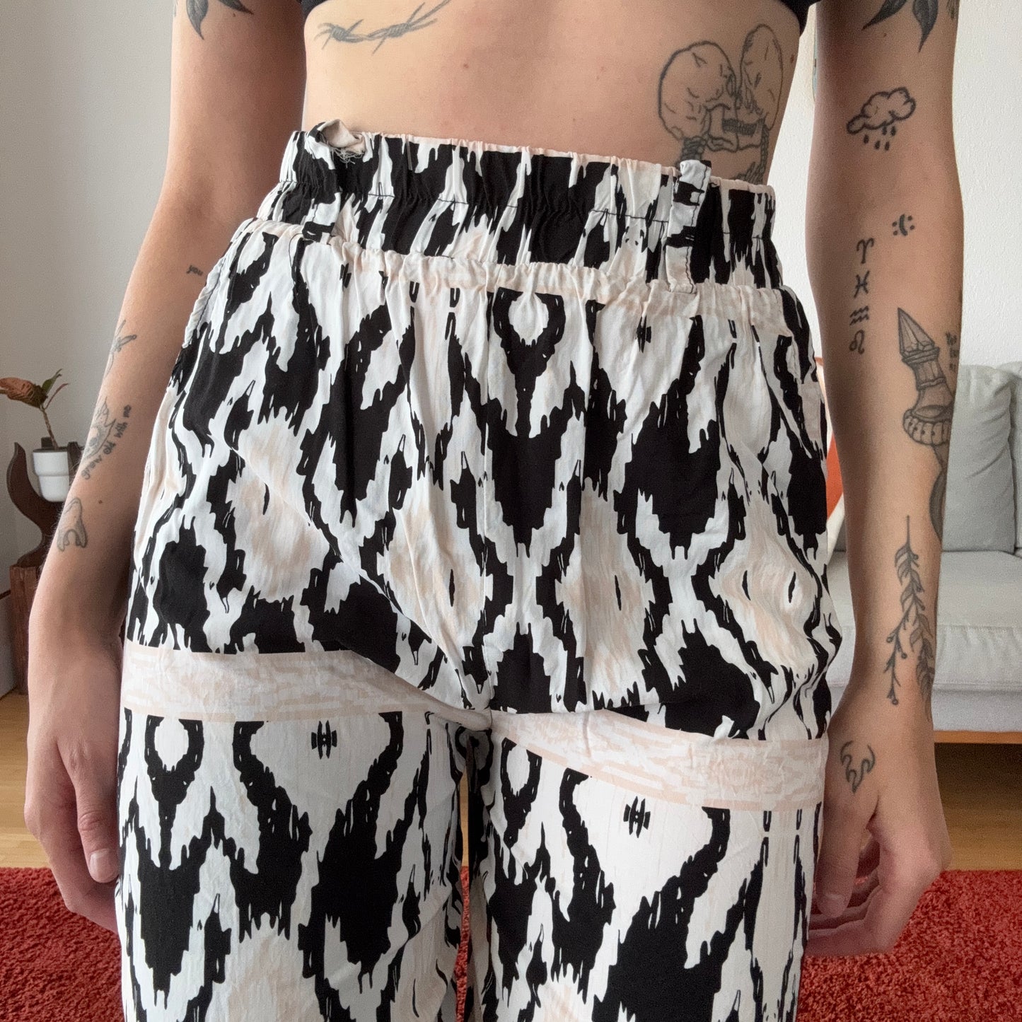 Weiße Hose mit schwarzem und rosa Muster