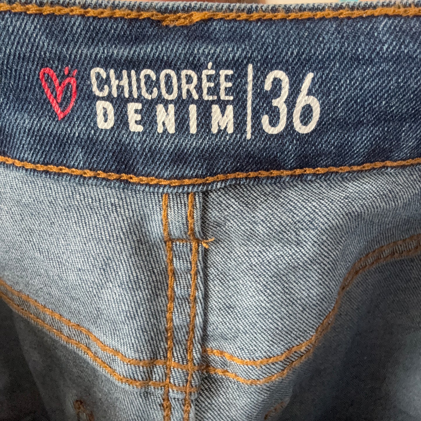 Jean bleu avec de jolies perles aux poches