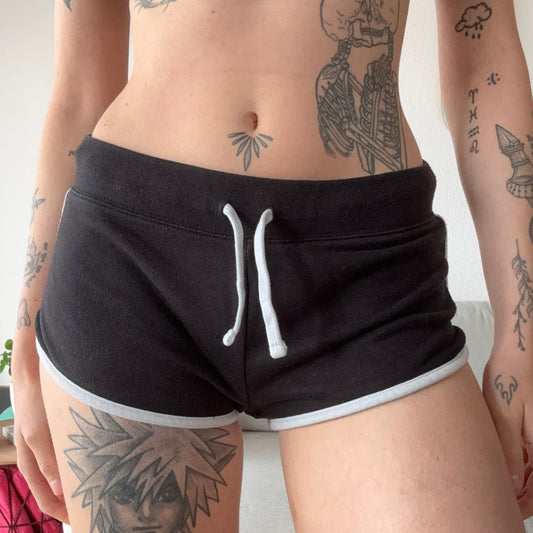 Schwarze, kurze Hosen