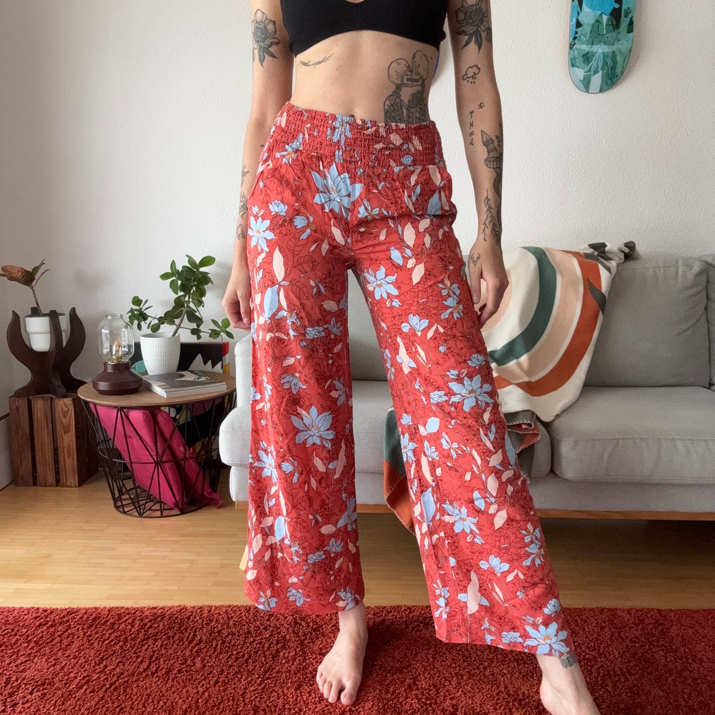 Rote Hose mit Blumenmuster
