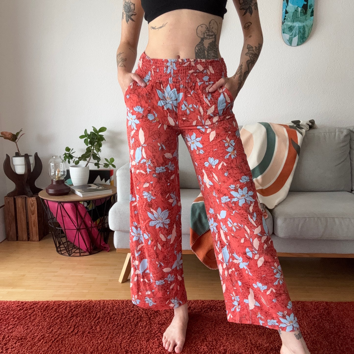 Rote Hose mit Blumenmuster