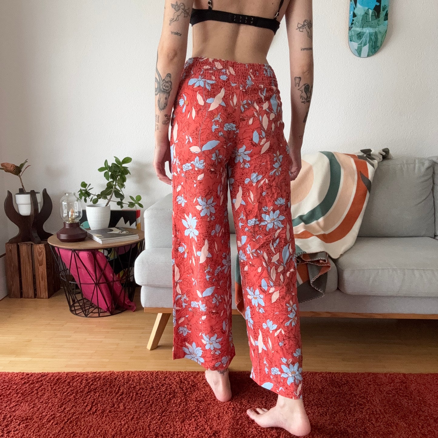Rote Hose mit Blumenmuster