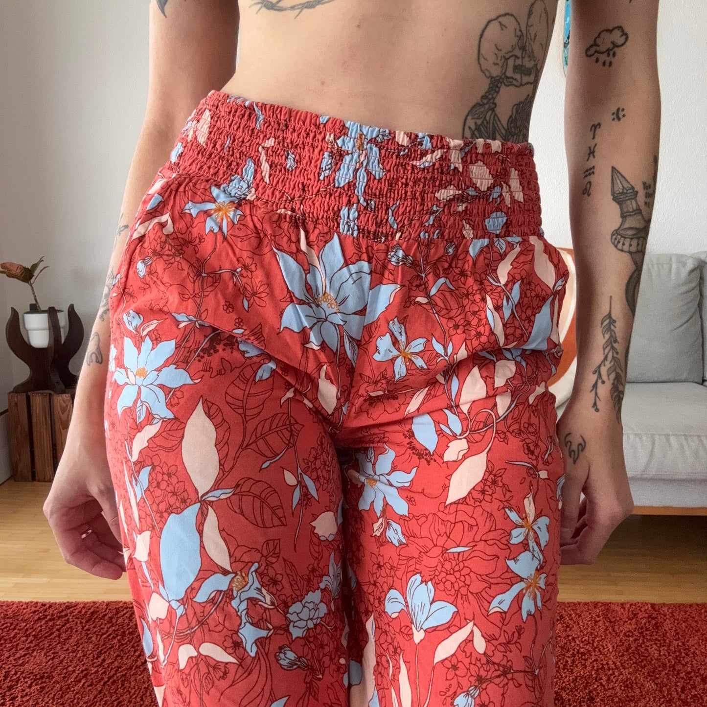 Rote Hose mit Blumenmuster