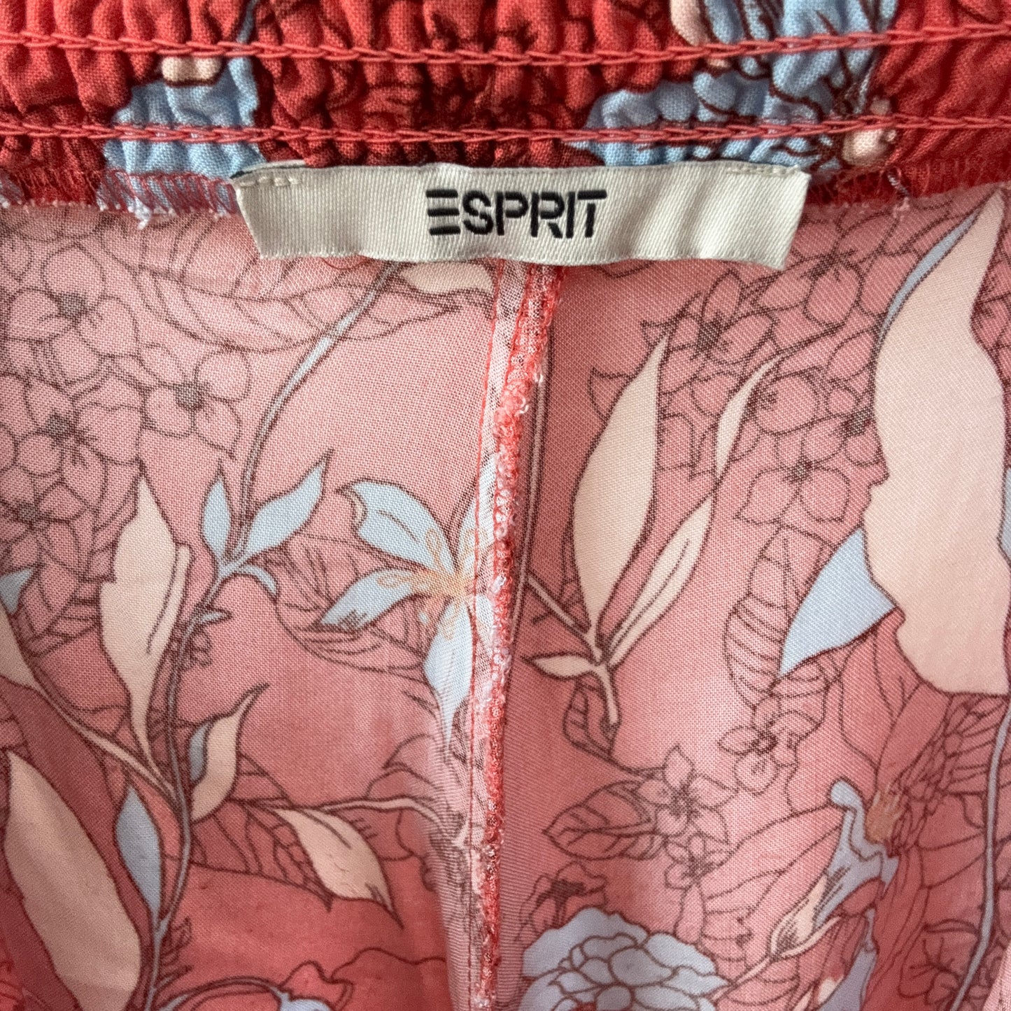 Rote Hose mit Blumenmuster