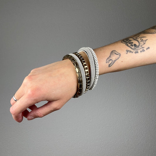 White and golden bracelettes