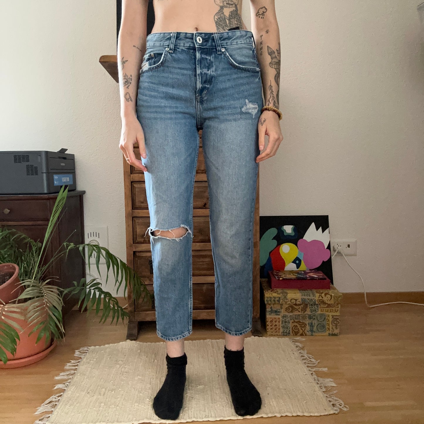 Blue Jeans with one ripped Knee | Bern