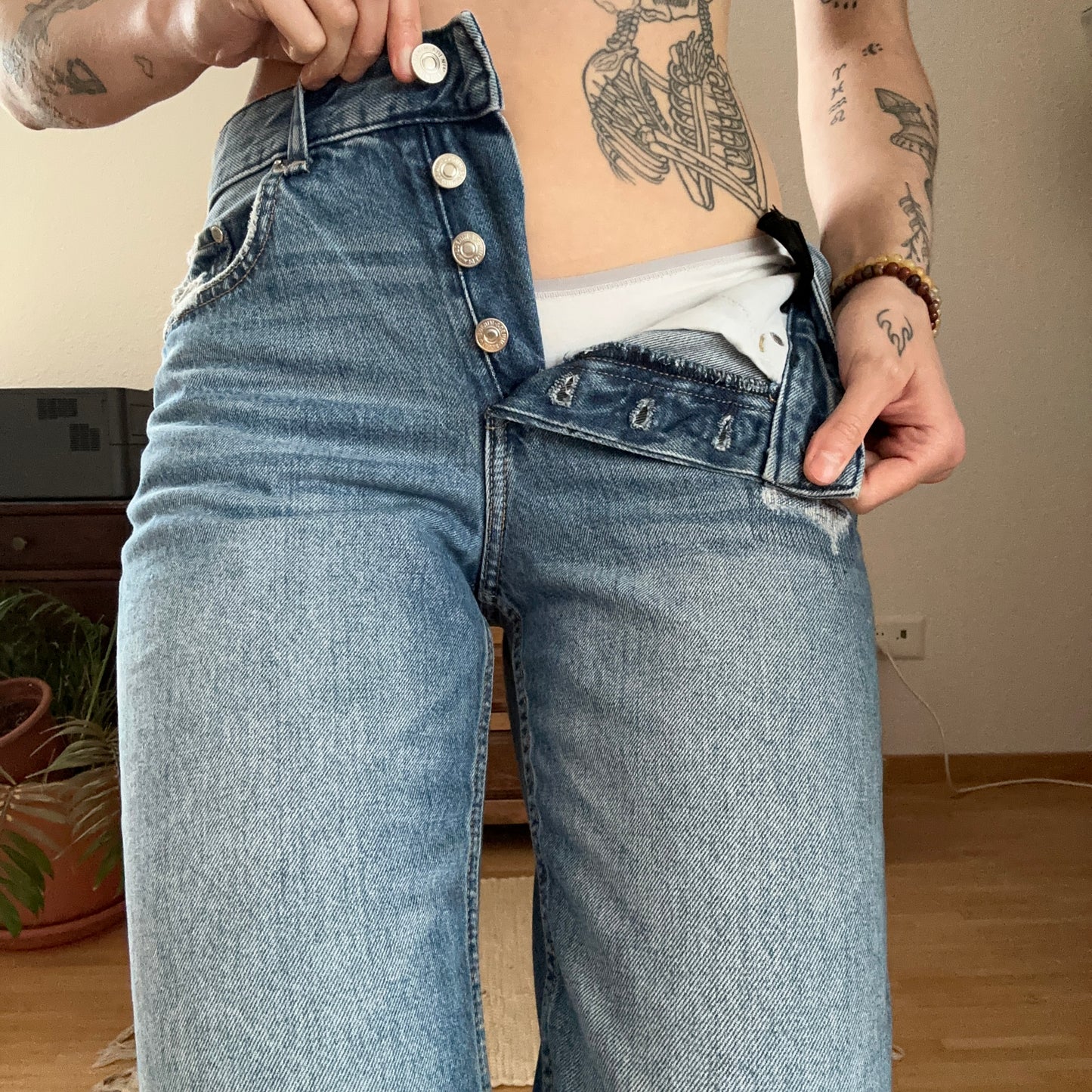 Blue Jeans with one ripped Knee | Bern