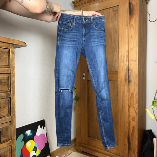 Blue Jeans with one ripped knee | Bern