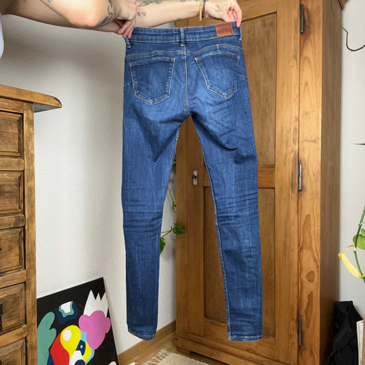 Blue Jeans with one ripped knee | Bern