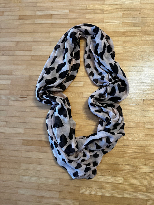 Rosa Schal mit süßen schwarzen Herzen