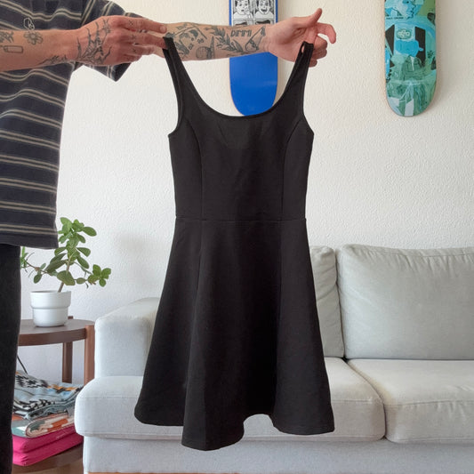 Schwarzes Kleid
