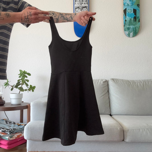 Schwarzes Kleid