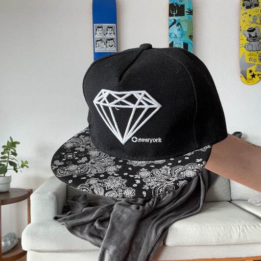 Chapeau noir et blanc