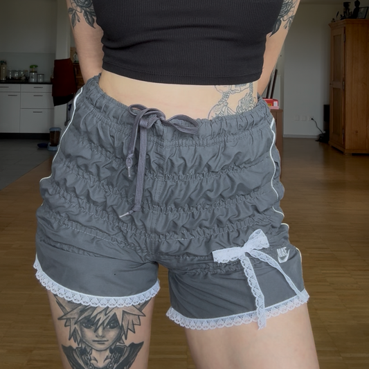 Short Nike avec détails en dentelle