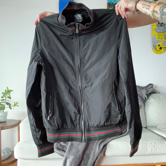 Veste noire avec détails rouges et verts | Berne