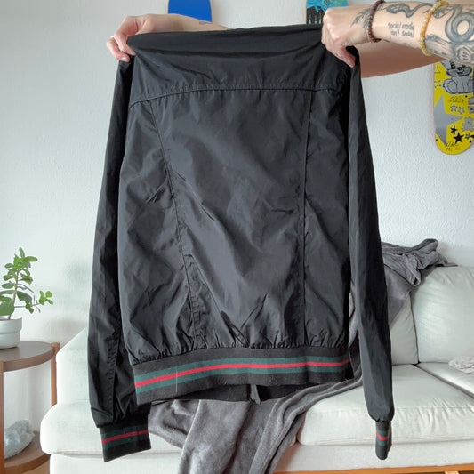 Veste noire avec détails rouges et verts | Berne