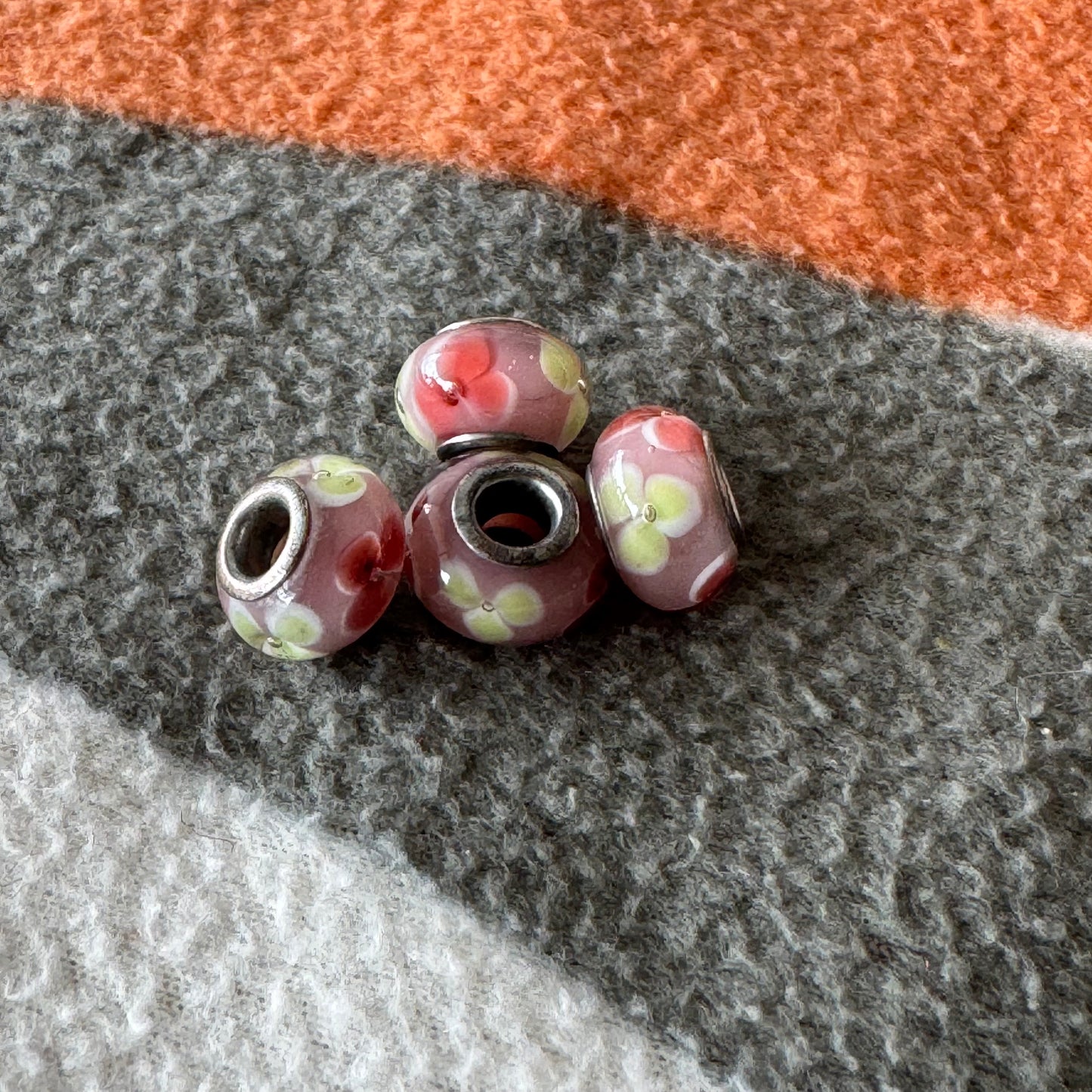Rosa Juwelen mit Blumen