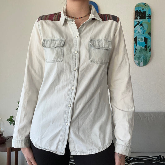Weiße Bluse mit bunten Details auf der Rückseite | Bern
