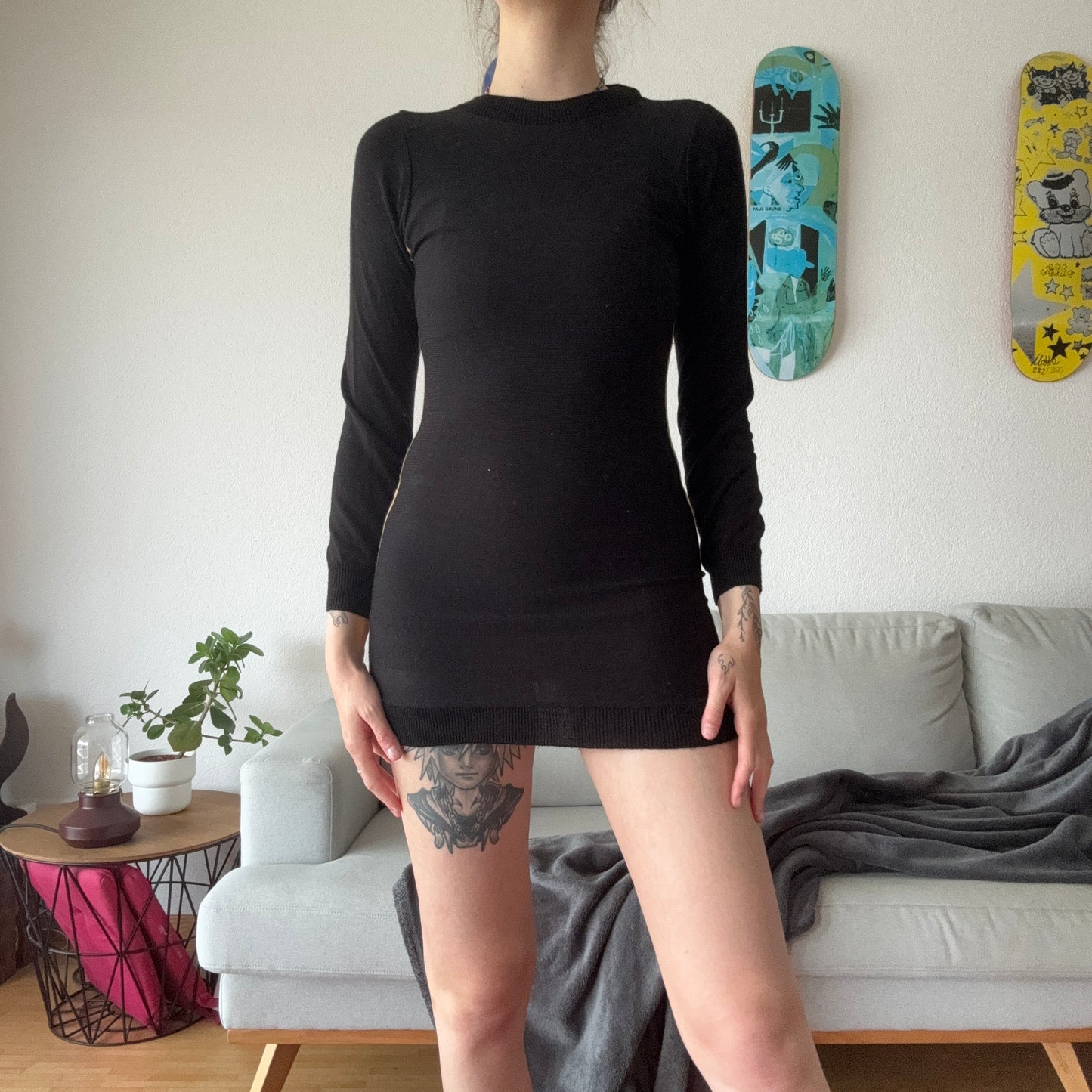 Robe noire à rayures jaunes