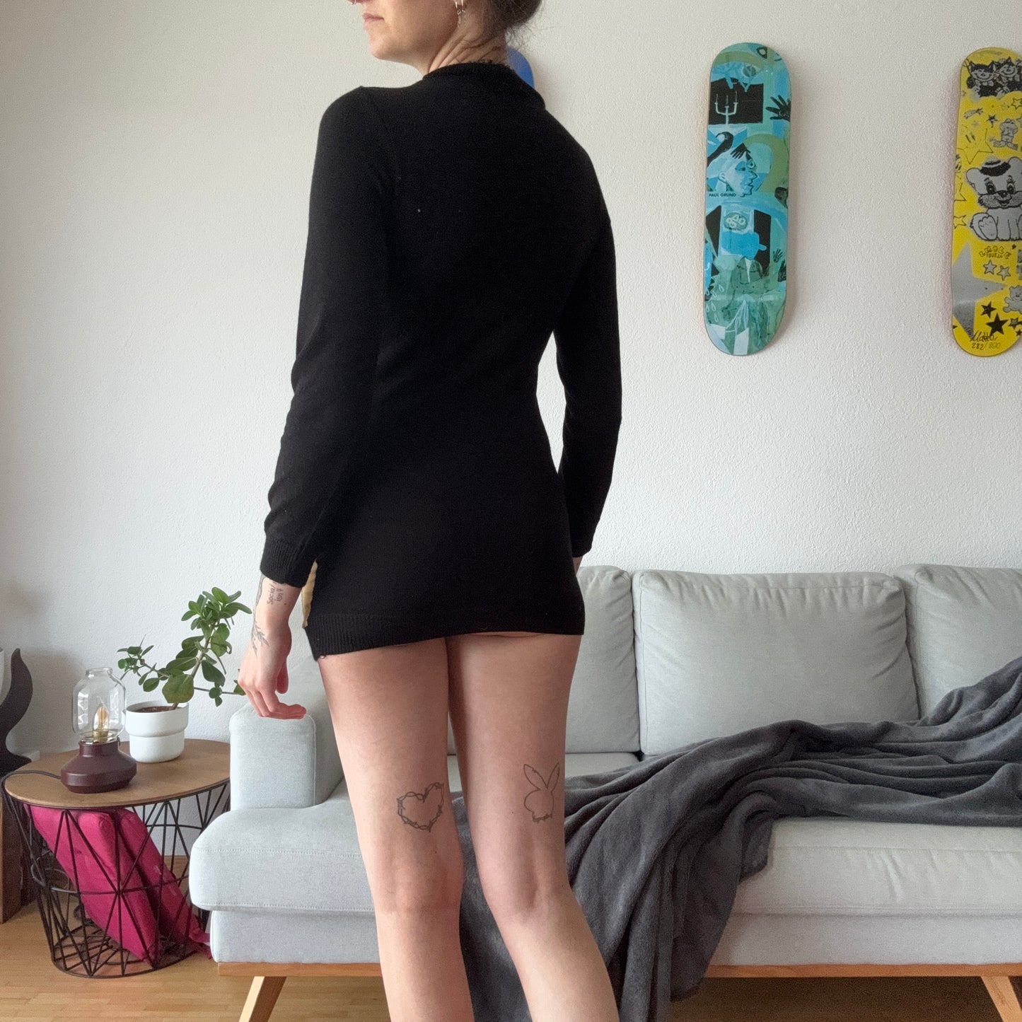 Robe noire à rayures jaunes