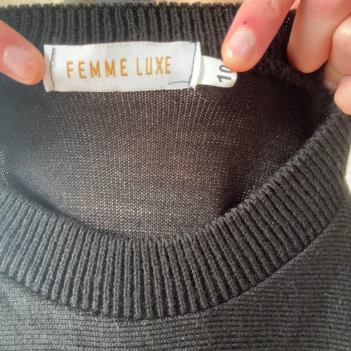 Robe noire à rayures jaunes