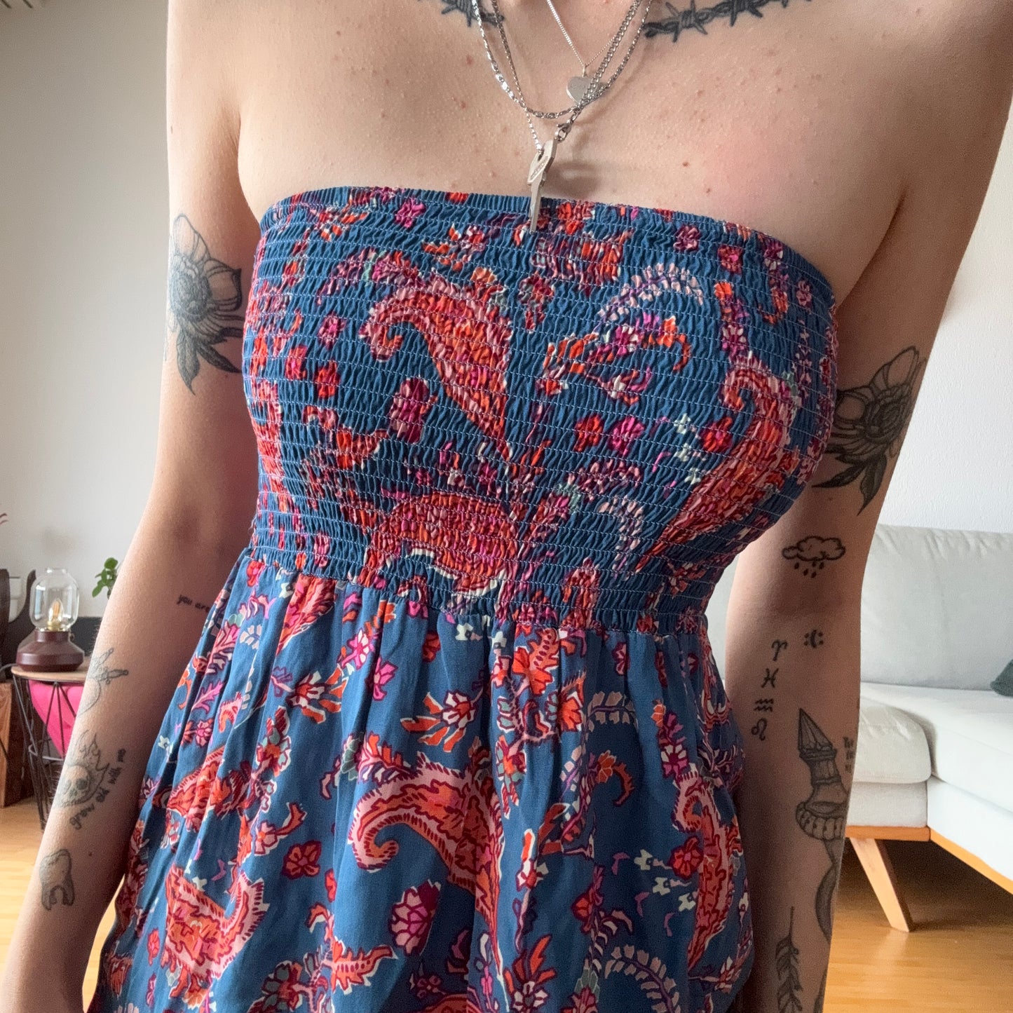 Robe bleue à motif rouge | Bern