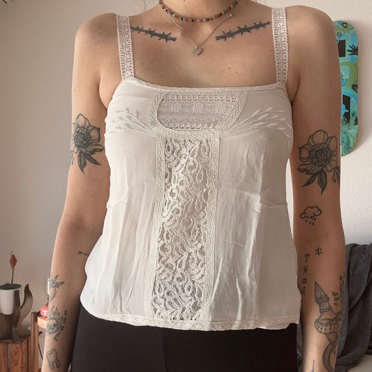 Haut blanc avec de jolis détails en dentelle sur le devant | Bern