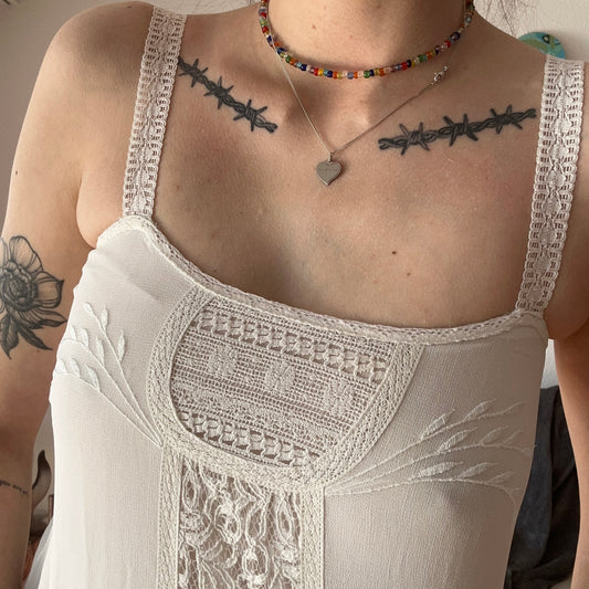 Haut blanc avec de jolis détails en dentelle sur le devant | Bern