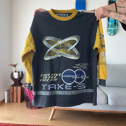 Grauer und gelber Pullover