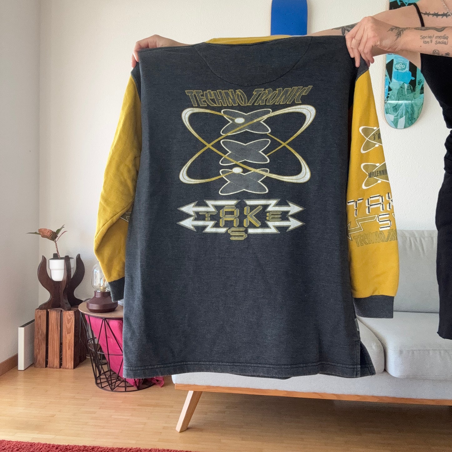 Grauer und gelber Pullover