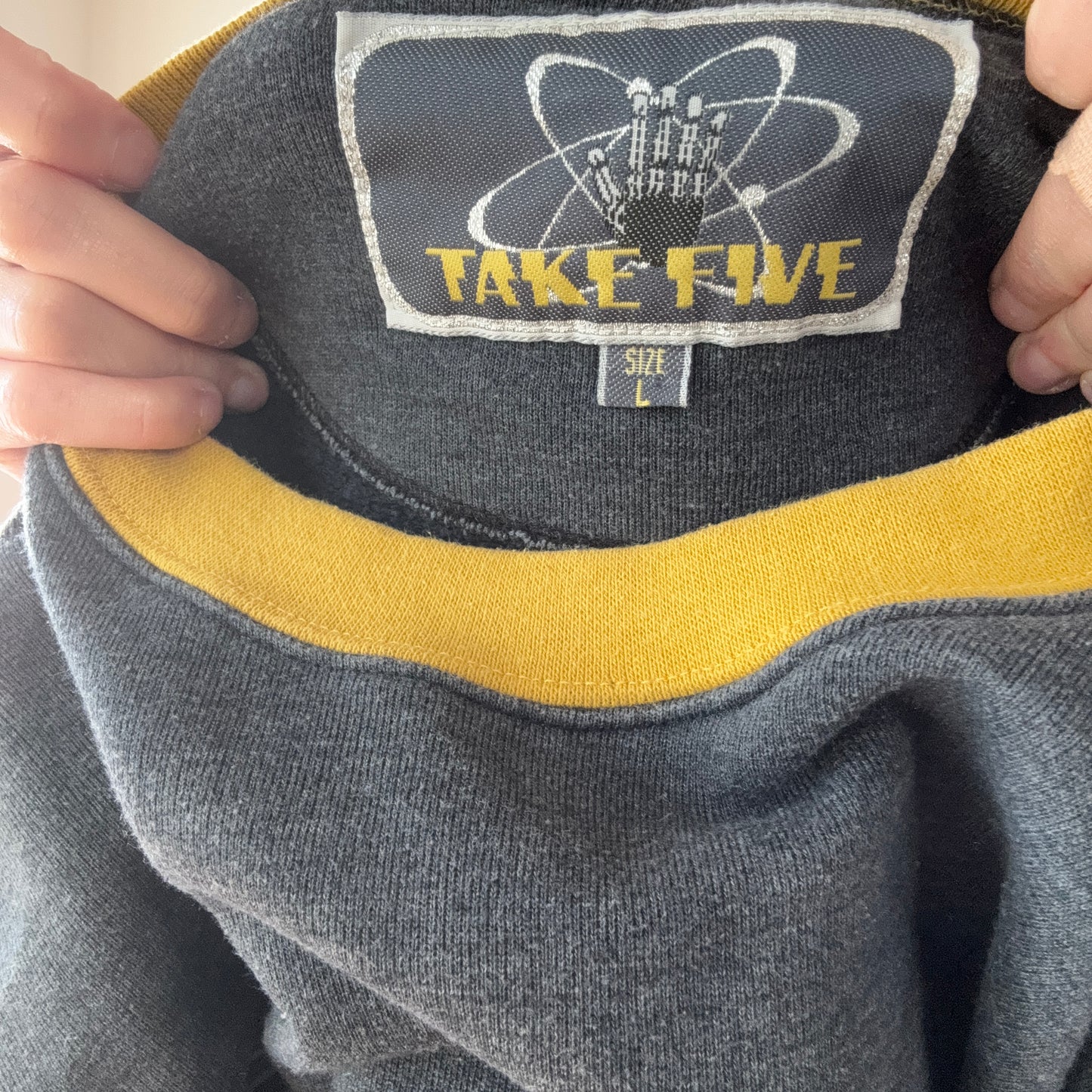 Grauer und gelber Pullover