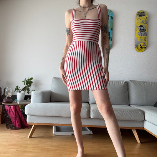 Rot-weiß gestreiftes Kleid