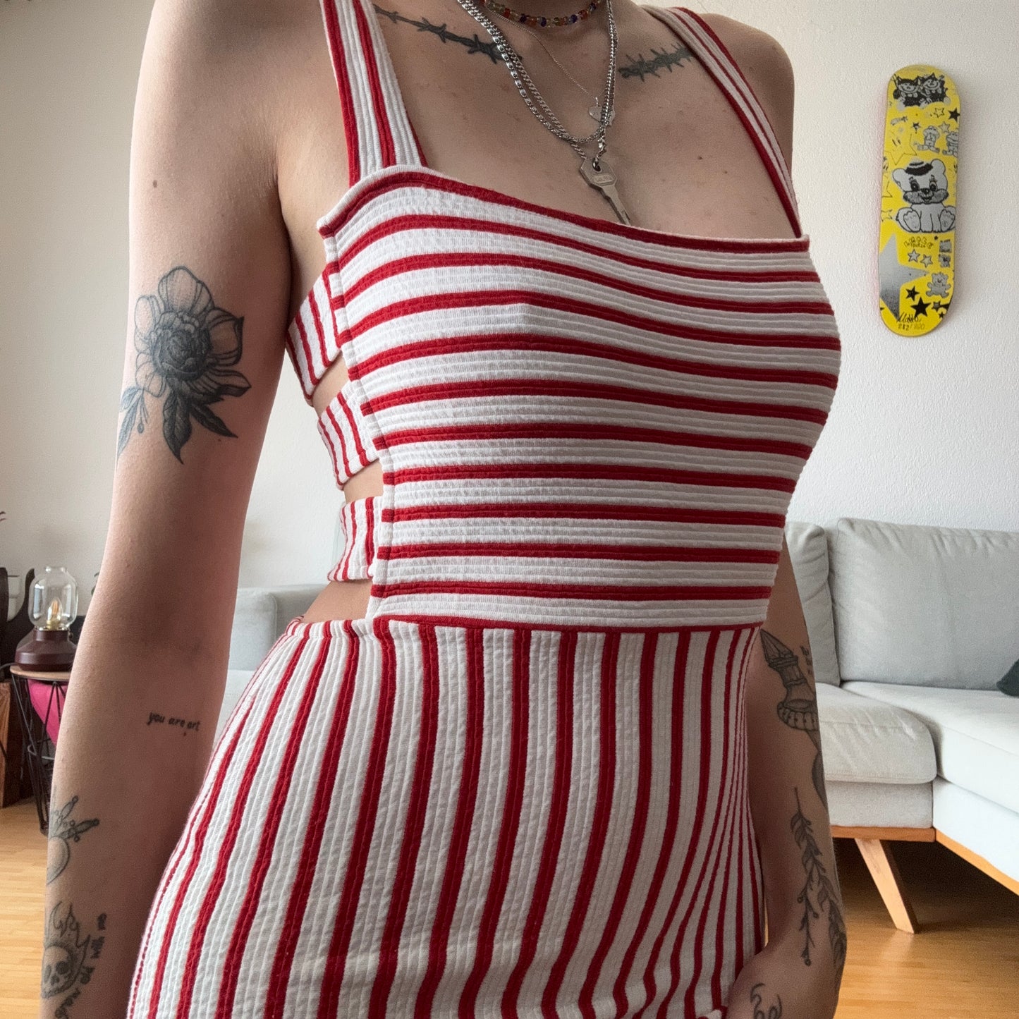 Robe à rayures rouges et blanches
