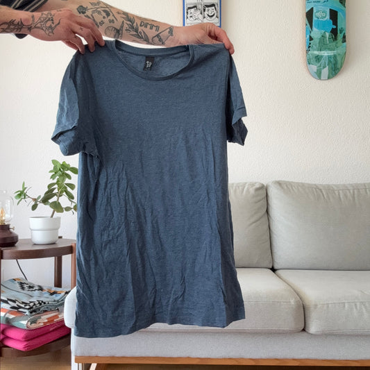 Blaues Shirt