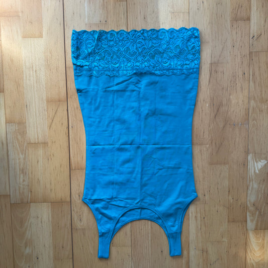 Top turquoise avec détails en dentelle