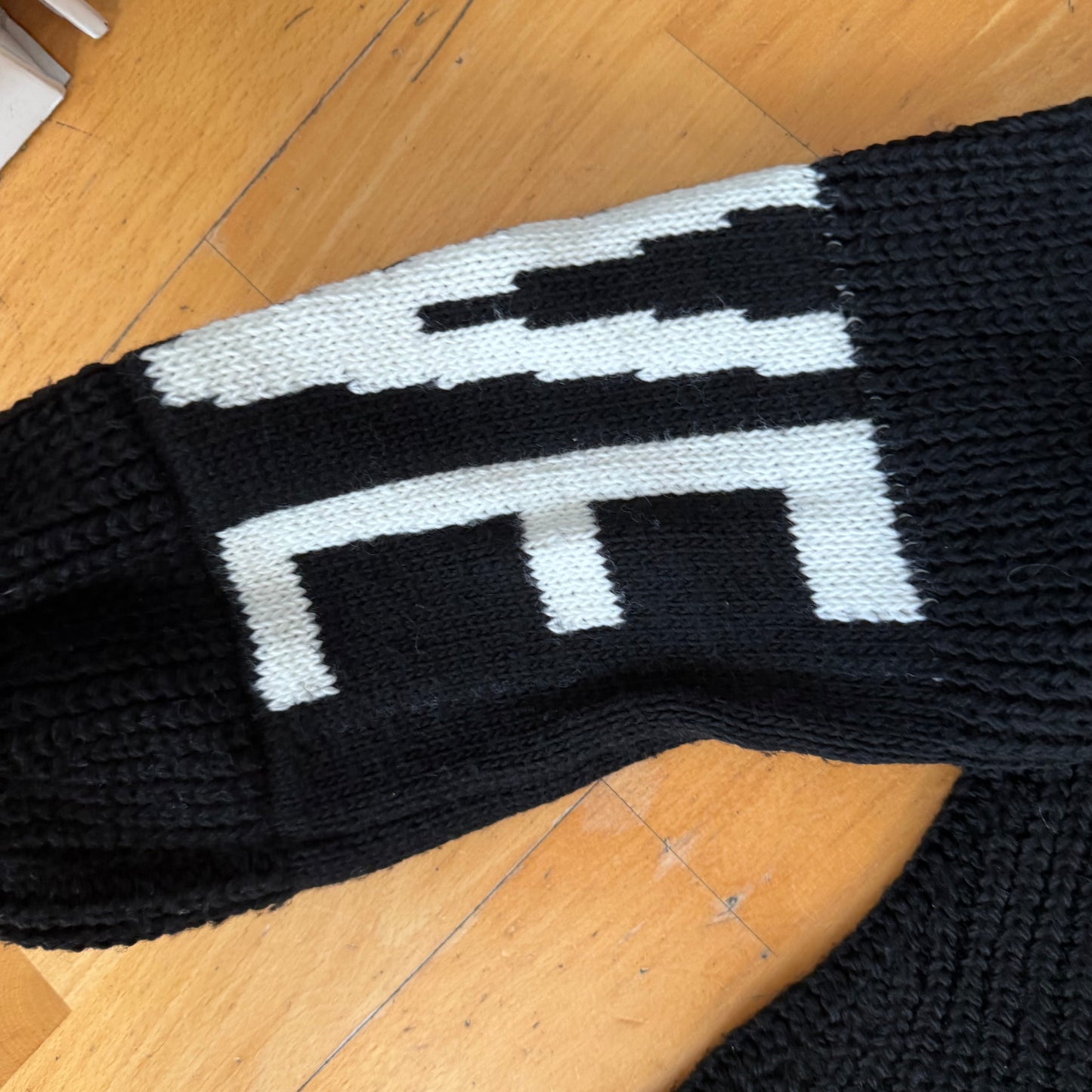 Schwarzer Strickpullover