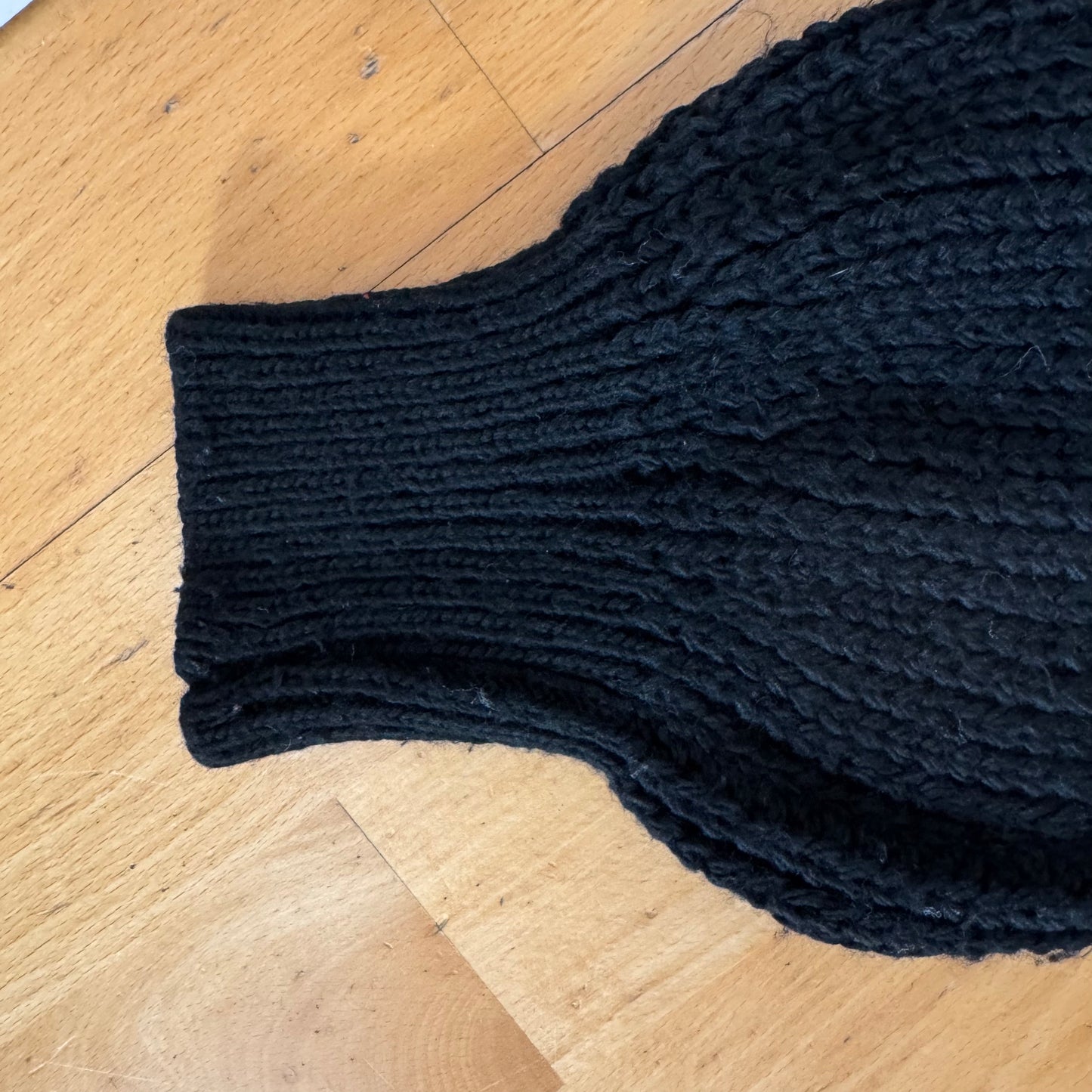 Schwarzer Strickpullover