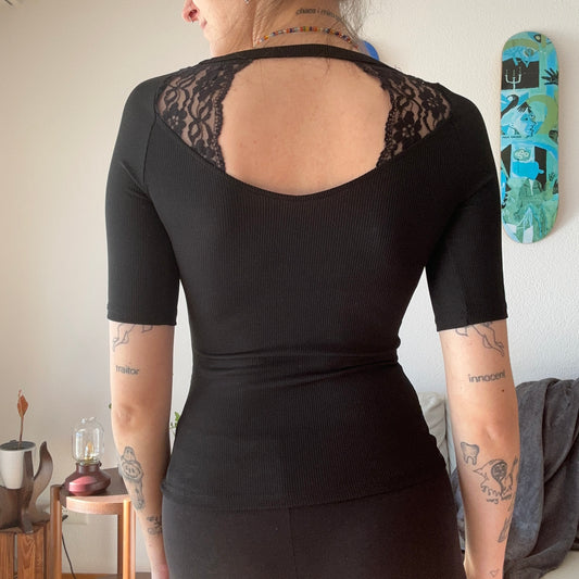 Chemise noire avec de jolis détails en dentelle | Bern