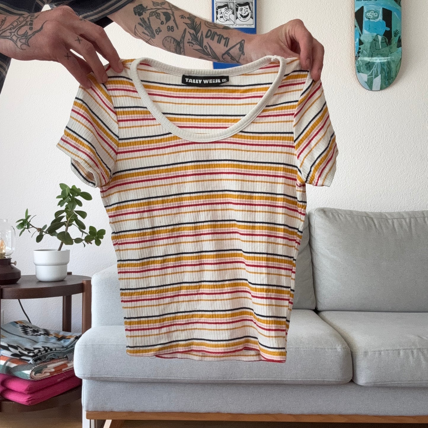 T-Shirt blanche à rayures colorées