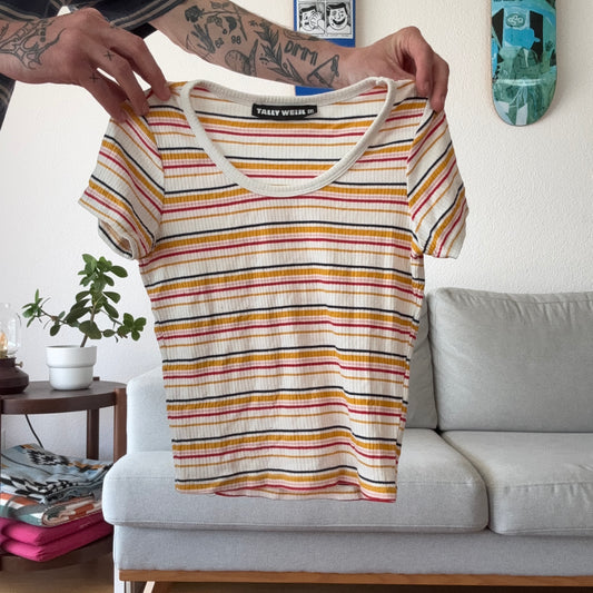 Weißes Shirt mit bunten Streifen