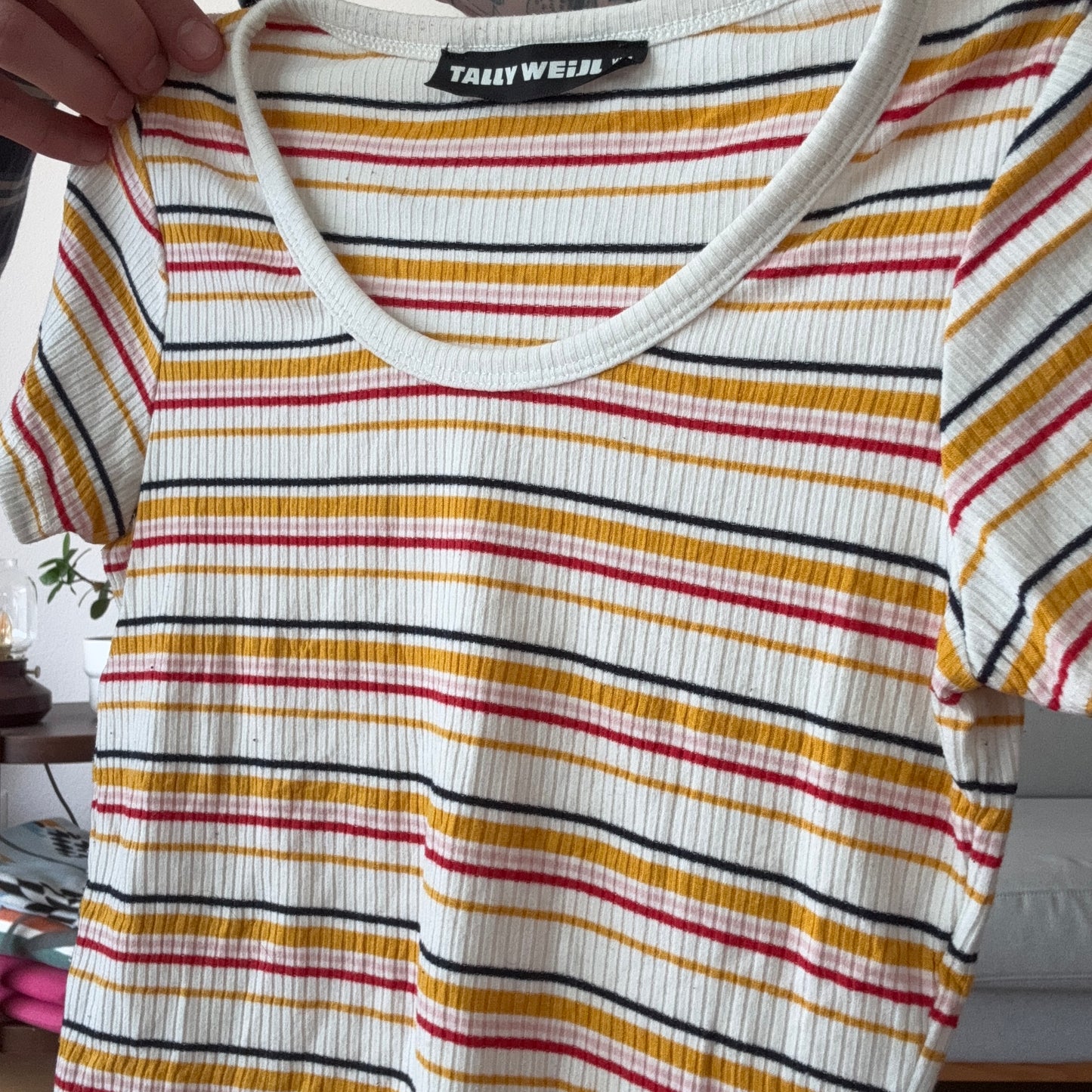 T-Shirt blanche à rayures colorées
