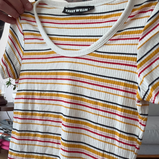 Weißes Shirt mit bunten Streifen