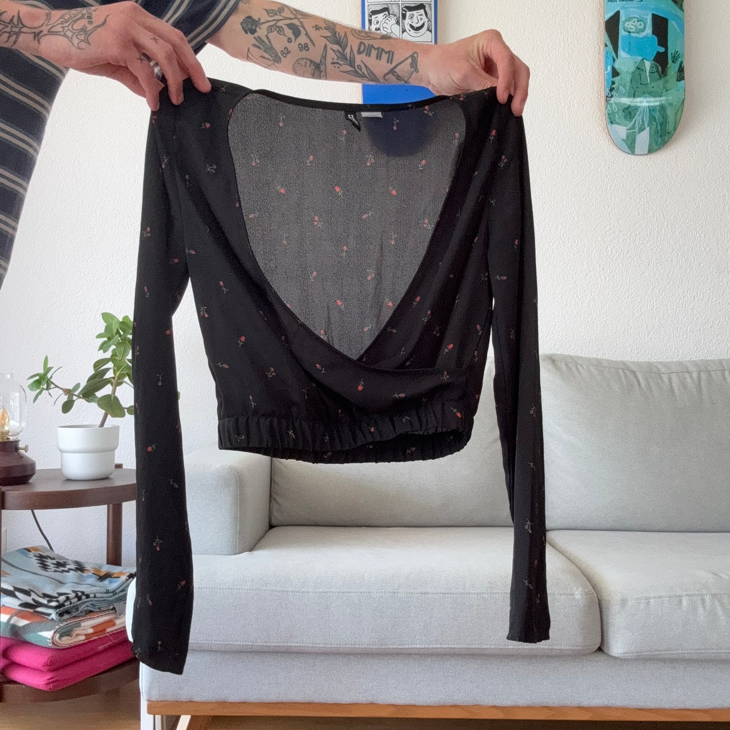 Schwarze Bluse mit roten Rosen